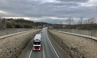 Hier ist dringend Entlastung nötig: Politiker auf Stadt-, Kreis- und Bundesebene fordern einen schnellen Ausbau der Bundesstraße 482 zwischen Hausberge und Holtrup. An dieser Stelle soll im Frühjahr 2020 eine zweite Spur auf der Rampe (rechts) entstehen. MT- - Foto: Thomas Lieske Hier ist dringend Entlastung nötig: Politiker auf Stadt-, Kreis- und Bundesebene fordern einen schnellen Ausbau der Bundesstraße 482 zwischen Hausberge und Holtrup. An dieser Stelle soll im Frühjahr 2020 eine zweite Spur auf der Rampe (rechts) entstehen. MT- - Foto: Thomas Lieske