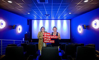 Kinobetreiberinnen Judith und Ute Schlinker mit dem Logo des 30. Kinoprogrammpreis im Kinosaal des Cineplex in Warburg. - Hojabr Riahi / Film- und Medienstiftung NRW Kinobetreiberinnen Judith und Ute Schlinker mit dem Logo des 30. Kinoprogrammpreis im Kinosaal des Cineplex in Warburg. - Hojabr Riahi / Film- und Medienstiftung NRW