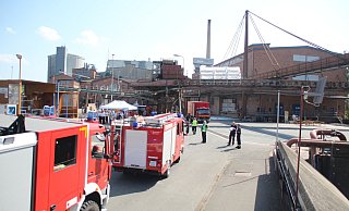 Imposante Kulisse: Mit 60 Fahrzeugen treffen die Jugendwehren in der Zuckerfabrik in Warburg ein. - Burkhard Battran Imposante Kulisse: Mit 60 Fahrzeugen treffen die Jugendwehren in der Zuckerfabrik in Warburg ein. - Burkhard Battran