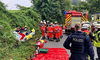 Ein Autofahrer (78) musste aus seinem Wagen befreit werden. - Jens Reichenbach Ein Autofahrer (78) musste aus seinem Wagen befreit werden. - Jens Reichenbach