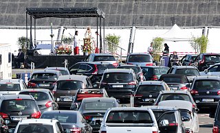 Ähnlich wie an Ostern im Autokino in Düsseldorf soll der erste Auto-Gottesdienst auf dem Gelände des Flughafens Paderborn-Lippstadt ablaufen. - picture alliance/dpa Ähnlich wie an Ostern im Autokino in Düsseldorf soll der erste Auto-Gottesdienst auf dem Gelände des Flughafens Paderborn-Lippstadt ablaufen. - picture alliance/dpa