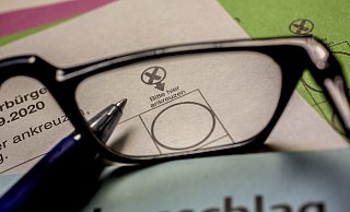 Seine Wahlunterlagen sollte man nicht verbrennen - diese Erfahrung machte ein Verler bei der Kommunalwahl. - picture alliance / Goldmann Seine Wahlunterlagen sollte man nicht verbrennen - diese Erfahrung machte ein Verler bei der Kommunalwahl. - picture alliance / Goldmann