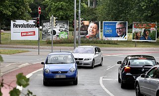 Große Plakat-Tafeln - wie hier zur Bundestagswahl 2013 Herford - stellen alle Parteien ab Sonntag auf. Und an den Straßenlaternen werden wie immer die kleinen Kandidaten-Plakate platziert - nur die FDP will darauf verzichten. - Frank-Michael Kiel-Steinkamp Große Plakat-Tafeln - wie hier zur Bundestagswahl 2013 Herford - stellen alle Parteien ab Sonntag auf. Und an den Straßenlaternen werden wie immer die kleinen Kandidaten-Plakate platziert - nur die FDP will darauf verzichten. - Frank-Michael Kiel-Steinkamp