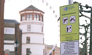 Ein Schild weist in Düsseldorf auf eine Waffenverbotszone hin. - Foto: David Young/dpa Ein Schild weist in Düsseldorf auf eine Waffenverbotszone hin. - Foto: David Young/dpa