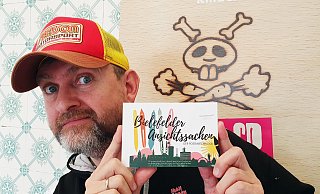 Jochen Vahle von der Band Randale präsentiert den neuen Postkartenblock "Bielefelder Ansichtssachen". - C. Kummerfeldt Jochen Vahle von der Band Randale präsentiert den neuen Postkartenblock "Bielefelder Ansichtssachen". - C. Kummerfeldt
