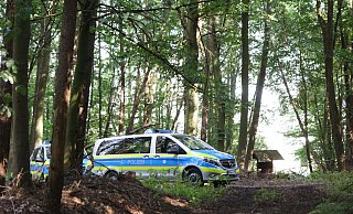 Die Polizei hat den Wald zwischen Oberlübbe und Nettelstedt abgesucht. - Ulf Hanke Die Polizei hat den Wald zwischen Oberlübbe und Nettelstedt abgesucht. - Ulf Hanke