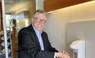 Als Bürgermeister hat Ulrich Rolfsmeyer auch eine Vorbildfunktion. In Zeiten von Corona desinfiziert er sich vor betreten des Rathauses die Hände. - Alexander Jenniches (Archivfoto) Als Bürgermeister hat Ulrich Rolfsmeyer auch eine Vorbildfunktion. In Zeiten von Corona desinfiziert er sich vor betreten des Rathauses die Hände. - Alexander Jenniches (Archivfoto)