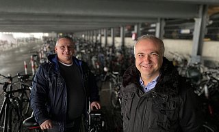 Die Betriebsräte Thomas Leuschner (l.) und Mustafa Kuyucu haben das Fahrrad-Projekt für Mitarbeitende im Fleischwerk Tönnies angestoßen. - Tönnies Die Betriebsräte Thomas Leuschner (l.) und Mustafa Kuyucu haben das Fahrrad-Projekt für Mitarbeitende im Fleischwerk Tönnies angestoßen. - Tönnies
