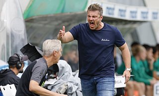 SCP-Coach Lukas Kwasniok (r.) ärgerte sich schon während des Spiels in Fürth über die fehlende Cleverness und das mangelhafte Abwehrverhalten seiner Schützlinge. - dpa SCP-Coach Lukas Kwasniok (r.) ärgerte sich schon während des Spiels in Fürth über die fehlende Cleverness und das mangelhafte Abwehrverhalten seiner Schützlinge. - dpa