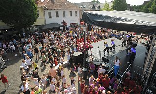 Die Rahdener Sommertage waren zuletzt im Juni 2023 gefeiert worden. Vor allem während der Tanzvorführungen des FDC Rahden war die Bühne auf dem Rahdener Kirchplatz am Sonntagnachmittag damals umlagert. - Joern Spreen-Ledebur Die Rahdener Sommertage waren zuletzt im Juni 2023 gefeiert worden. Vor allem während der Tanzvorführungen des FDC Rahden war die Bühne auf dem Rahdener Kirchplatz am Sonntagnachmittag damals umlagert. - Joern Spreen-Ledebur