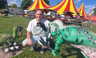 Semmy-Jo ist der älteste unter den sieben Kindern von Manuela und Patrick Enders. Zur Familie kam im Frühjahr die Freundin des 23-Jährigen hinzu. Im Zirkus und dem Spielpark der Großfamilie, den sie jetzt in Warburg aufbauten, packen alle mit an. - Dieter Scholz Semmy-Jo ist der älteste unter den sieben Kindern von Manuela und Patrick Enders. Zur Familie kam im Frühjahr die Freundin des 23-Jährigen hinzu. Im Zirkus und dem Spielpark der Großfamilie, den sie jetzt in Warburg aufbauten, packen alle mit an. - Dieter Scholz