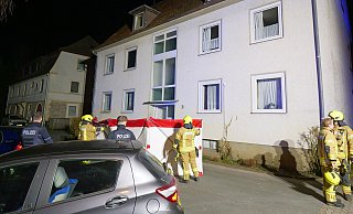 Bei einem Zimmerbrand in einem Mehrparteienhaus an der Wilhelm-Hücker-Straße in Bad Lippspringe ist ein Bewohner ums Leben gekommen. - Ralph Meyer Bei einem Zimmerbrand in einem Mehrparteienhaus an der Wilhelm-Hücker-Straße in Bad Lippspringe ist ein Bewohner ums Leben gekommen. - Ralph Meyer