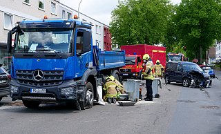 Die Feuerwehr musste den beschädigten Tank des Lkw sichern und den restlichen Kraftstoff abpumpen. - Ralph Meyer Die Feuerwehr musste den beschädigten Tank des Lkw sichern und den restlichen Kraftstoff abpumpen. - Ralph Meyer