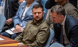 Nach Jahren der Zusammenarbeit könnte sich der ukrainische Präsident Wolodymyr Selenskyj (links) nun von Außenminister Dmytro Kuleba trennen. (Archivbild) - Michael Kappeler/dpa Nach Jahren der Zusammenarbeit könnte sich der ukrainische Präsident Wolodymyr Selenskyj (links) nun von Außenminister Dmytro Kuleba trennen. (Archivbild) - Michael Kappeler/dpa