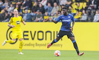 SCP-Rechtsverteidiger Johannes Dörfler (r.), hier im Testspiel bei Borussia Dortmund, droht eine lange Zwangspause. - picture alliance / RHR-FOTO SCP-Rechtsverteidiger Johannes Dörfler (r.), hier im Testspiel bei Borussia Dortmund, droht eine lange Zwangspause. - picture alliance / RHR-FOTO