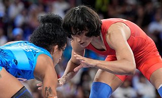 Vinesh Vinesh (r) bekommt nach ihrem dramatischen Final-Aus keine olympische Silbermedaille. - Eugene Hoshiko/AP Vinesh Vinesh (r) bekommt nach ihrem dramatischen Final-Aus keine olympische Silbermedaille. - Eugene Hoshiko/AP