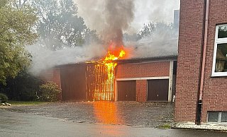 Eine Scheune bei Borchen steht am Donnerstagabend in Flammen, die Rauchsäule ist weithin sichtbar. - Freiwillige Feuerwehr Borchen Eine Scheune bei Borchen steht am Donnerstagabend in Flammen, die Rauchsäule ist weithin sichtbar. - Freiwillige Feuerwehr Borchen