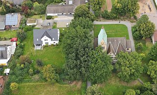 Auf der Rasenfläche links unterhalb der Kirche in Dünne soll die neue Kita des Kirchenkreises entstehen. Foto: Gerald Dunkel - Gerald Dunkel Auf der Rasenfläche links unterhalb der Kirche in Dünne soll die neue Kita des Kirchenkreises entstehen. Foto: Gerald Dunkel - Gerald Dunkel