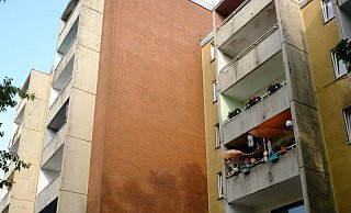 Es tut sich offenbar was: Die Bielefelder Wohnungsaufsicht hat den maroden Mietkomplex an der Brackweder Straße und die laufenden Sanierungen überprüft. - Susanne Lahr Es tut sich offenbar was: Die Bielefelder Wohnungsaufsicht hat den maroden Mietkomplex an der Brackweder Straße und die laufenden Sanierungen überprüft. - Susanne Lahr