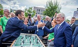 Auf eine Runde Tischkicker: Der französische Präsident Emmanuel Macron gemeinsam mit Bundespräsident Frank-Walter Steinmeier beim Demokratiefest in Berlin. - Michael Kappeler/dpa Auf eine Runde Tischkicker: Der französische Präsident Emmanuel Macron gemeinsam mit Bundespräsident Frank-Walter Steinmeier beim Demokratiefest in Berlin. - Michael Kappeler/dpa