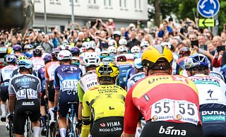 Das Fahrerfeld verlässt Herford: Gesäumt von zahlreichen Zuschauenden startete am Freitagmittag die zweite Etappe der Lidl Deutschland Tour, die zum Zielort Arnsberg führte. - Daniel Salmon Das Fahrerfeld verlässt Herford: Gesäumt von zahlreichen Zuschauenden startete am Freitagmittag die zweite Etappe der Lidl Deutschland Tour, die zum Zielort Arnsberg führte. - Daniel Salmon
