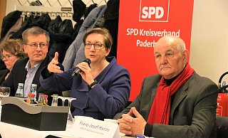 Zum Thema Wohnen haben sich (v.l.) SPD-Direktkandidat Burkhard Blienert, Bundesbauministerin Klara Geywitz und Franz-Josef Henze, Vorsitzender der SPD-Ratsfraktion, mit Fachleuten und Privatpersonen aus Paderborn ausgetauscht. - Rajkumar Mukherjee Zum Thema Wohnen haben sich (v.l.) SPD-Direktkandidat Burkhard Blienert, Bundesbauministerin Klara Geywitz und Franz-Josef Henze, Vorsitzender der SPD-Ratsfraktion, mit Fachleuten und Privatpersonen aus Paderborn ausgetauscht. - Rajkumar Mukherjee