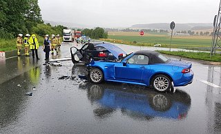 Die beiden Fahrzeuge blieben nach der Kollision mitten auf der Fahrbahn der Bundesstraße 252 stehen. - FFW Warburg Die beiden Fahrzeuge blieben nach der Kollision mitten auf der Fahrbahn der Bundesstraße 252 stehen. - FFW Warburg