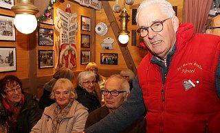 Hartmut Nessel betreibt die "Gute Stube" bereits seit 14 Jahren. Fotos, Bierkrüge, alte Bügeleisen, sogar ein altes Gemälde haben ihren Platz in der Hütte. - David Knapp Hartmut Nessel betreibt die "Gute Stube" bereits seit 14 Jahren. Fotos, Bierkrüge, alte Bügeleisen, sogar ein altes Gemälde haben ihren Platz in der Hütte. - David Knapp