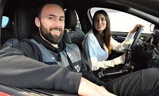 Zlatko Janjic´, Mittelstürmer des SC Verl, plaudert während der Autofahrt mit Moderatorin Victoria Frenser. - Karin Prignitz Zlatko Janjic´, Mittelstürmer des SC Verl, plaudert während der Autofahrt mit Moderatorin Victoria Frenser. - Karin Prignitz