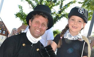 Nachwuchs: Die sechsjährige Jule war mit ihrem Papa Stephan Tölle aus Bad Wünnenberg zur Etappenankunft der Glückstour in die Badestadt gekommen, um einen Spendenscheck zu überreichen. - Silke Riethmüller Nachwuchs: Die sechsjährige Jule war mit ihrem Papa Stephan Tölle aus Bad Wünnenberg zur Etappenankunft der Glückstour in die Badestadt gekommen, um einen Spendenscheck zu überreichen. - Silke Riethmüller