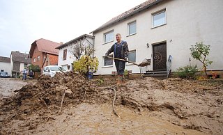 Mit Schaufeln versuchten die Erkelner, ihre Häuser und Gärten vom Schlamm zu befreien. - David Schellenberg Mit Schaufeln versuchten die Erkelner, ihre Häuser und Gärten vom Schlamm zu befreien. - David Schellenberg