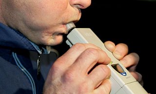 Bei einem Unfall auf der Ostwestfalenstraße standen zwei Beteiligte offenbar unter Alkoholeinfluss. (Symbolbild) - picture-alliance/ dpa/dpaweb Bei einem Unfall auf der Ostwestfalenstraße standen zwei Beteiligte offenbar unter Alkoholeinfluss. (Symbolbild) - picture-alliance/ dpa/dpaweb