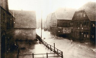 Das Wasser der Beke überflutete die damalige Kreisstraße in der Ortsmitte. - Chronik Heimatpflege Das Wasser der Beke überflutete die damalige Kreisstraße in der Ortsmitte. - Chronik Heimatpflege