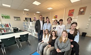 Mayleen Korsmeier (vorne v. l.), Amelie Utas, Leonie Just, Lucas Ostrau (hinten v. l.), Annika Heldt, Frederik Friedrichsmeier, Timo Nowack, Matthias Plaza und Malaika Schneider haben die neue einladende Einrichtung des Selbstlernzentrums zusammengestellt. - Nicole Sielermann Mayleen Korsmeier (vorne v. l.), Amelie Utas, Leonie Just, Lucas Ostrau (hinten v. l.), Annika Heldt, Frederik Friedrichsmeier, Timo Nowack, Matthias Plaza und Malaika Schneider haben die neue einladende Einrichtung des Selbstlernzentrums zusammengestellt. - Nicole Sielermann