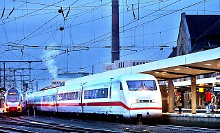 Ein ICE der Deutschen Bahn hält am Bielefelder Hauptbahnhof. - Sarah Jonek Ein ICE der Deutschen Bahn hält am Bielefelder Hauptbahnhof. - Sarah Jonek