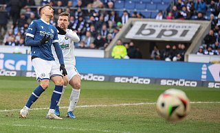 Der Bielefelder Joel Grodowski (l.) blieb auch im Heimspiel gegen Aue ohne jede Durchschlagskraft. - Oliver Krato Der Bielefelder Joel Grodowski (l.) blieb auch im Heimspiel gegen Aue ohne jede Durchschlagskraft. - Oliver Krato