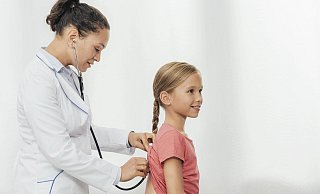 Demnächst müssen Eltern an den Wochenenden für den kinderärztlichen Notdienst nach Bielefeld oder Minden fahren. - picture alliance / imageBROKER Demnächst müssen Eltern an den Wochenenden für den kinderärztlichen Notdienst nach Bielefeld oder Minden fahren. - picture alliance / imageBROKER