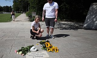 Joanna Steinmann Glogowski und Adrian Glogowski legen am Gedenkstein für Philipos Tsanis Blumen ab. - Jörg Stuke Joanna Steinmann Glogowski und Adrian Glogowski legen am Gedenkstein für Philipos Tsanis Blumen ab. - Jörg Stuke