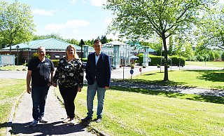 Von links: Der kaufmännische Leiter Ansgar Potthast, Verena Reimann (Geschäftsführerin Driburg Therme) und Michael Scholle (1. Beigeordneter) vor der Driburg Therme. - Stadt Bad Driburg Von links: Der kaufmännische Leiter Ansgar Potthast, Verena Reimann (Geschäftsführerin Driburg Therme) und Michael Scholle (1. Beigeordneter) vor der Driburg Therme. - Stadt Bad Driburg