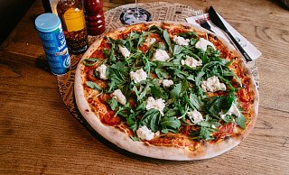 Die L'Osteria ist vor allem für ihre überdimensionalen Pizzen bekannt. Ab 2027 wird es auch einen Standort in Gütersloh geben. - L'Osteria Die L'Osteria ist vor allem für ihre überdimensionalen Pizzen bekannt. Ab 2027 wird es auch einen Standort in Gütersloh geben. - L'Osteria