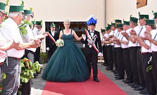 Die Altschützen jubeln Königin Brigitta Götte und König Michael Götte zu. - Privat Die Altschützen jubeln Königin Brigitta Götte und König Michael Götte zu. - Privat
