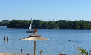 Die Talsperre Sander-Lippe, welche von den Bürgern der Stadt liebevoll "Lippesee" genannt wird, befindet sich im Stadtteil Sande, welcher zu der Stadt Paderborn gehört. Rund um den See führt ein rund 7,1 Kilometer langer Fußweg, welcher durch unberührte Natur führt. Im Nesthauser See nebenan gibt es eine Wasserskianlage. Die Anlage ist sowohl für für Anfänger als auch für Fortgeschrittene geeignet. - Hans-Hermann Igges Die Talsperre Sander-Lippe, welche von den Bürgern der Stadt liebevoll "Lippesee" genannt wird, befindet sich im Stadtteil Sande, welcher zu der Stadt Paderborn gehört. Rund um den See führt ein rund 7,1 Kilometer langer Fußweg, welcher durch unberührte Natur führt. Im Nesthauser See nebenan gibt es eine Wasserskianlage. Die Anlage ist sowohl für für Anfänger als auch für Fortgeschrittene geeignet. - Hans-Hermann Igges