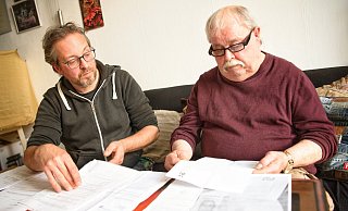 Ohne seinen Sohn Michael wäre Luis Conde-Lopez (r.) mit der Bürokratie überfordert. - Michaela Heinze Ohne seinen Sohn Michael wäre Luis Conde-Lopez (r.) mit der Bürokratie überfordert. - Michaela Heinze