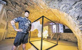 Während Libori zeigt Volker Heisener eine Ausstellung im Untergrund. Zu den Räumen gehört auch das Kellergewölbe aus dem 17. Jahrhundert. - Andreas Zobe Während Libori zeigt Volker Heisener eine Ausstellung im Untergrund. Zu den Räumen gehört auch das Kellergewölbe aus dem 17. Jahrhundert. - Andreas Zobe
