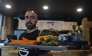 Faulus Celik mit dem außergewöhnlichen schwarzen Burger. - Alexander Lange Faulus Celik mit dem außergewöhnlichen schwarzen Burger. - Alexander Lange