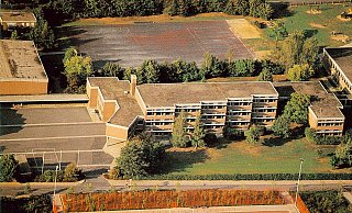 Diese Luftaufnahme zeigt die Realsschule im heutigen Schulzentrum Nord im Jahr 1983. - Stadtarchiv Bad Oeynhausen Diese Luftaufnahme zeigt die Realsschule im heutigen Schulzentrum Nord im Jahr 1983. - Stadtarchiv Bad Oeynhausen