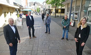 Bürgermeister Andreas Bee (v. l.), Juwelier Andreas Bose, Café-Besitzer Fatih Tanriverdi, Gastronom Manfred Kürpick und Daniela Freyer vom Fachbereich Wirtschaftsförderung bei der Stadt Bad Lippspringe freuen sich über die Hilfe der Stadt. - Klaus Karenfeld Bürgermeister Andreas Bee (v. l.), Juwelier Andreas Bose, Café-Besitzer Fatih Tanriverdi, Gastronom Manfred Kürpick und Daniela Freyer vom Fachbereich Wirtschaftsförderung bei der Stadt Bad Lippspringe freuen sich über die Hilfe der Stadt. - Klaus Karenfeld