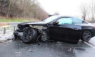 Der schwarze Mercedes Coupé war nicht mehr fahrbereit und musste abgeschleppt werden. - Polizei Höxter Der schwarze Mercedes Coupé war nicht mehr fahrbereit und musste abgeschleppt werden. - Polizei Höxter