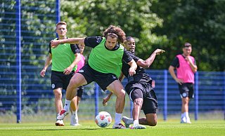 Arminia-Kapitän Mael Corboz (l.) hängt sich in den ersten Einheiten der neuen Saison voll rein. - Teresa Kroeger Arminia-Kapitän Mael Corboz (l.) hängt sich in den ersten Einheiten der neuen Saison voll rein. - Teresa Kroeger