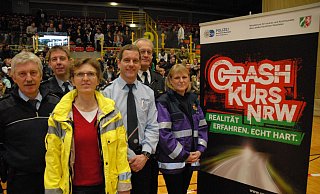 Helfer vor Ort: Reinhard Graumann, Verkehrssicherheitsberater, Polizeihauptkommissar Thomas S.*), Notfallärztin Adelheid Spils ad Wilken, Polizeioberkommissar Andreas Drost, Ralf Schmitz, Leiter der Feuerwehr und Notfallseelsorgerin Sabine Schmitz. - Mareike Gröneweg Helfer vor Ort: Reinhard Graumann, Verkehrssicherheitsberater, Polizeihauptkommissar Thomas S.*), Notfallärztin Adelheid Spils ad Wilken, Polizeioberkommissar Andreas Drost, Ralf Schmitz, Leiter der Feuerwehr und Notfallseelsorgerin Sabine Schmitz. - Mareike Gröneweg